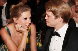 泰勒超爱换男友？泰勒如今与乔艾文交往满5周年