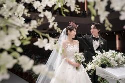 朴信惠晒夫妻同框 现场老公甜蜜摸头她腼腆笑了