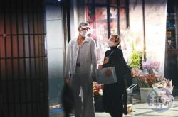 黄宣Yellow深夜约会女友 被女友调戏又摸又捏