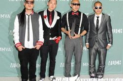 型男搭正装的球鞋 看流行的男士小白鞋