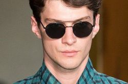 米兰男装周上潮流男模的眼镜秀