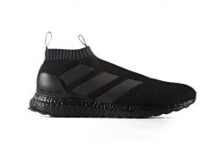Adidas全黑的 “Triple Black” 鞋款造型