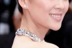 女神章子怡的黑色尖晶石项链