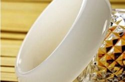 　一般昆仑玉戴哪只手比较好？