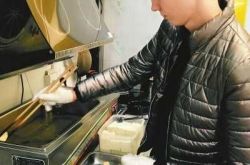 俄罗斯学生送臭豆腐向中国女孩表白