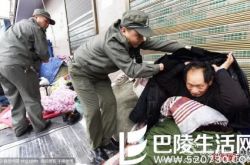 西安城管送乞讨者包子棉衣 网友：这个冬天不太冷