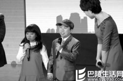 袖珍夫妻被误认为学生 领证拍婚纱遭遇麻烦