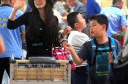 王艳素颜现身机场  王艳儿子球球个人资料介绍