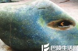 男子江边捡到奇石 面目清晰似人流泪