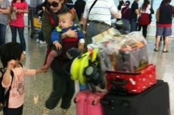 张柏芝两个爱子长成小男子汉 兄弟俩帮妈妈推行李