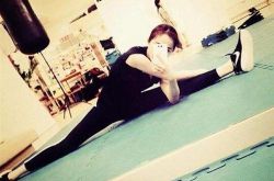 杨幂摆一字马自拍 身体柔软网友点赞（图）