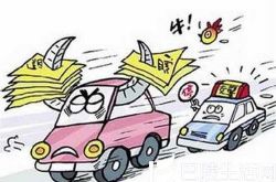 一年违章257次 狂闯红灯被记1500分罚5万元