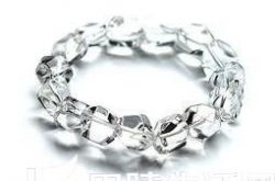 天然白水晶强大的护身符功效：佩戴白水晶手链辟邪开运