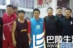 毕福剑现身慈善募捐活动 参加篮球赛脸上满是笑容