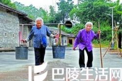 年近八旬老妇不穿鞋     怕人笑话做样子提鞋子赶集