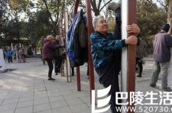 西安72岁功夫奶奶上演一字马 做引体向上不费劲