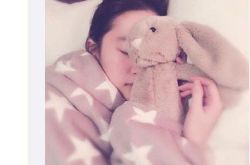 刘亦菲晒睡眠照 网友：神仙姐姐好清纯