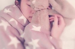 刘亦菲美如桃花 少女一般抱灰兔玩偶睡