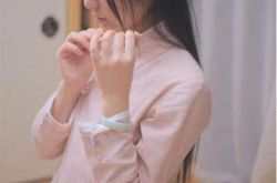 徐娇着粉裙晒照 温婉动人显古韵十足