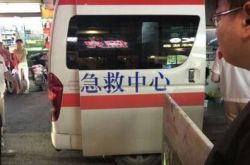 抱着蟒蛇去吃饭吓坏顾客老板