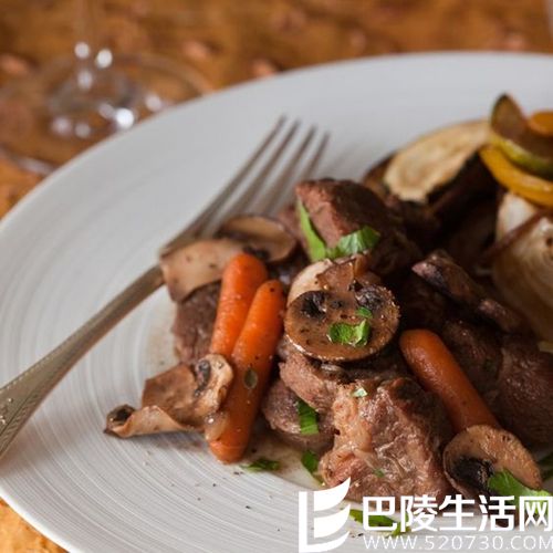 牛肉蘑菇配美酒,这滋味…… 牛肉蘑菇配美酒,这滋味……