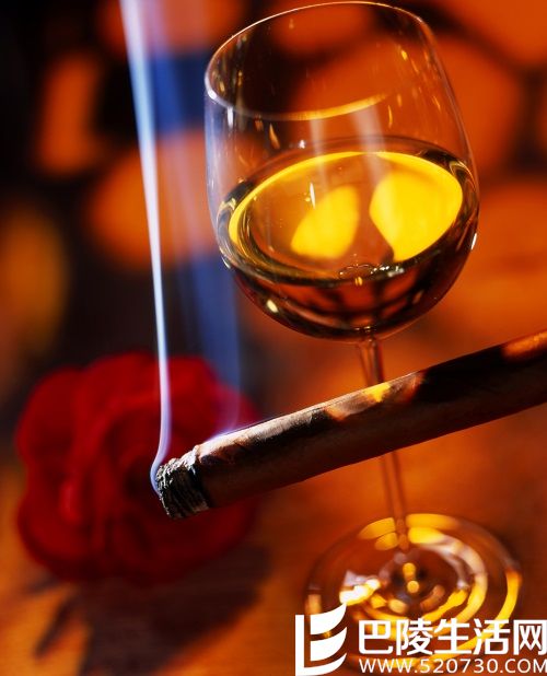 厉害了，吸烟前来杯葡萄酒可减少血管损伤