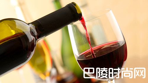 倒酒时要倒多少合适？