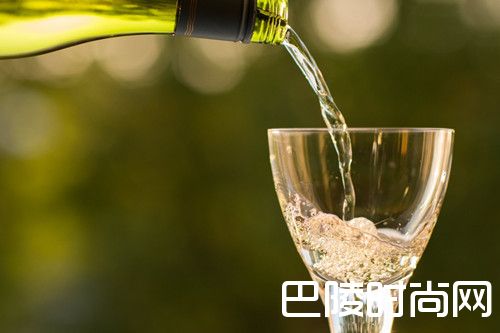 倒酒时要倒多少合适? 倒酒时要倒多少合适?