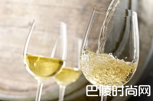 倒酒时要倒多少合适？