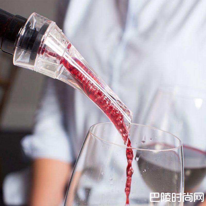 尴尬：为什么我的酒老是倒洒！