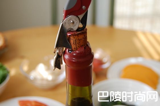 如何除去酒瓶口上的蜡封? 如何除去酒瓶口上的蜡封?
