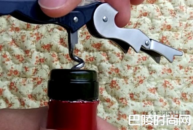 海马刀开瓶器是这样用的,优雅而正确地用! 海马刀开瓶器是这样用的,优雅而正确地用!