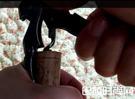海马刀开瓶器是这样用的，优雅而正确地用！