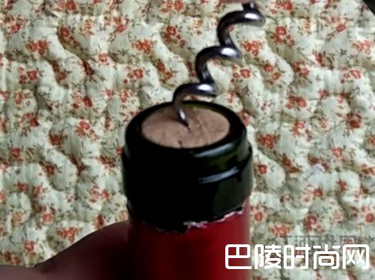 海马刀开瓶器是这样用的,优雅而正确地用! 海马刀开瓶器是这样用的,优雅而正确地用!