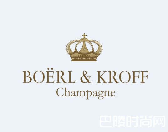 奢华的洋范儿姿势：开瓶玻尔科夫香槟