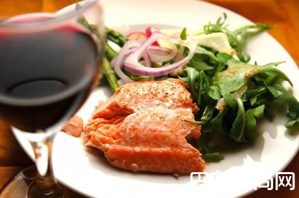 三文鱼配酒新思路！