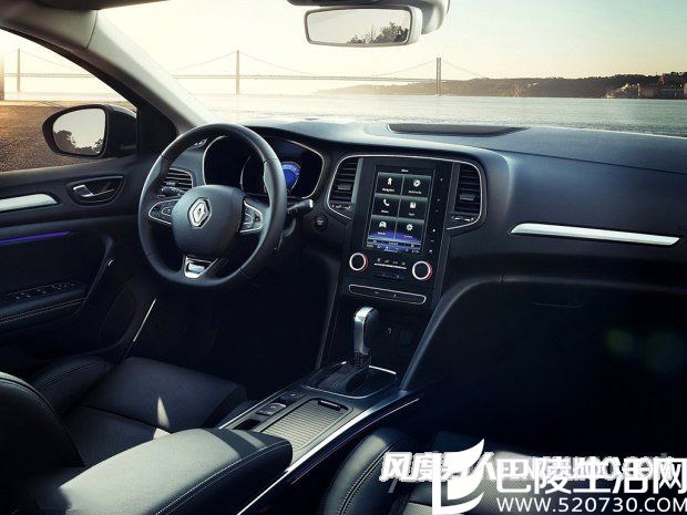 梅甘娜三厢版内饰