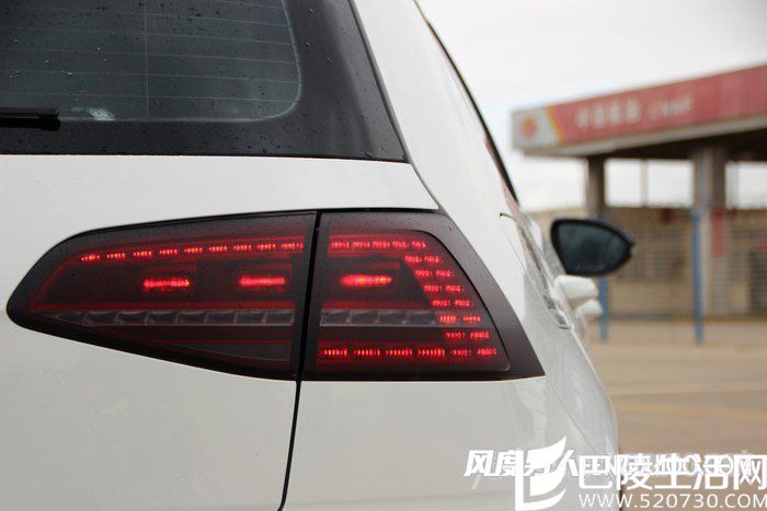 尾灯也进行了熏黑处理