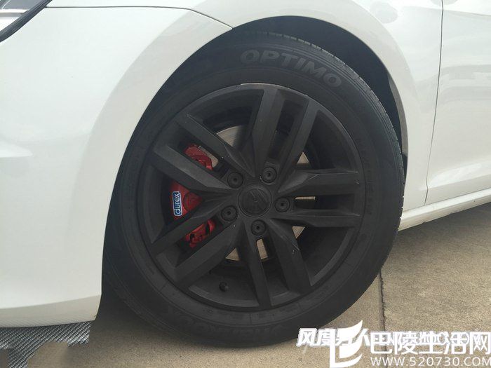 轮毂喷黑色，卡钳喷红，&ldquo;杜蕾斯&rdquo;的标志显得异常显眼