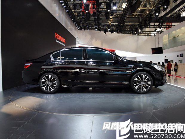 2016雅阁混动版侧面