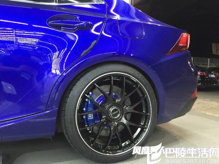 后轮胎为255/35ZR19