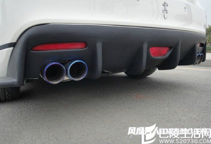 来自RES双边四出排气，因为包围的原因，排气和包围仅仅挨着