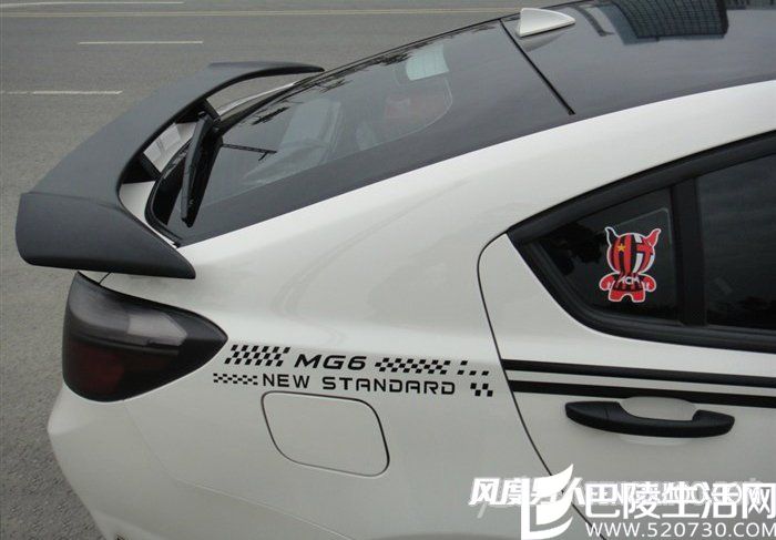 后备箱上方加装了一个夸张的尾翼