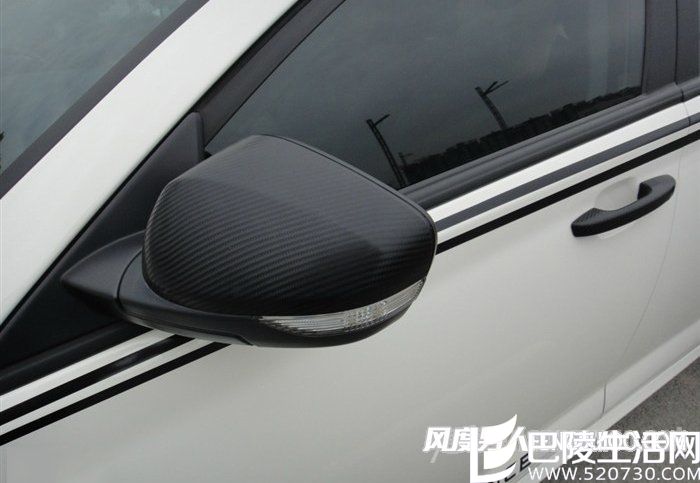 前面装饰条和门拉手，以及BC柱贴了仿碳纤维贴膜