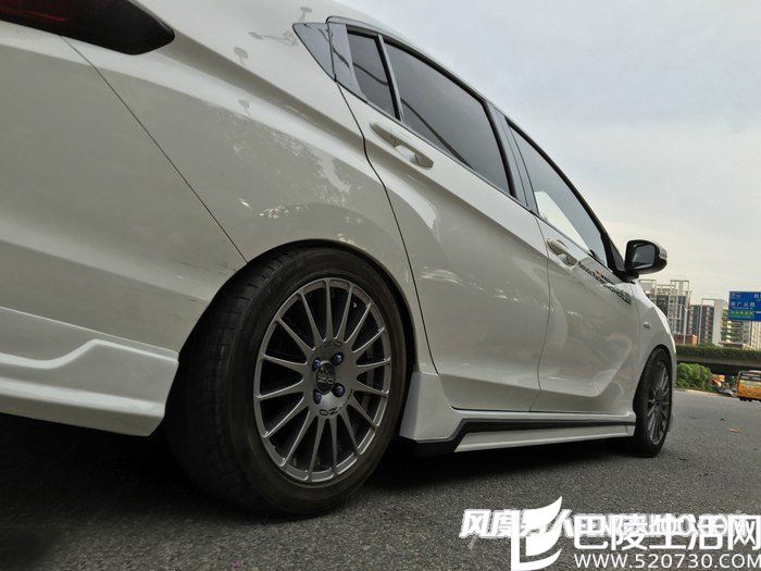 调整到前面一指，后轮半指