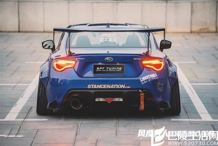 TOMEI的80中尾段排气，保留了单出的排气造型