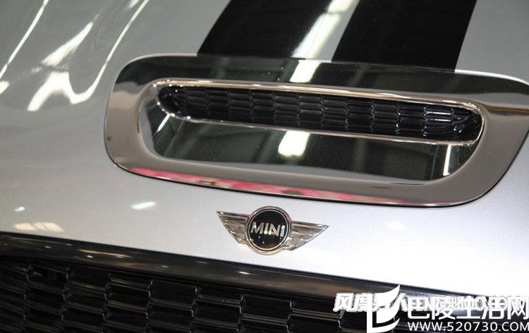 JCW引擎盖的进气鼻孔,和JCW车型一样是封死的 JCW引擎盖的进气鼻孔,和JCW车型一样是封死的