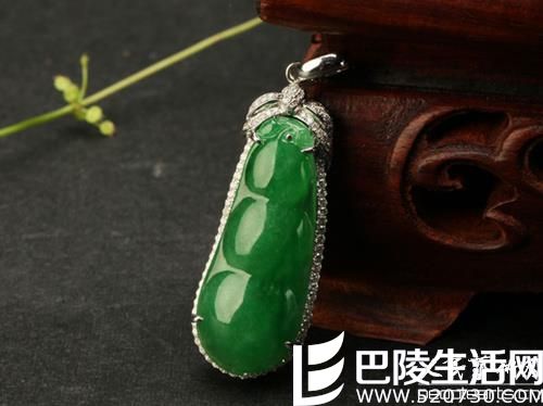 豆种翡翠吊坠价格的因素介绍 豆种翡翠如何保养和佩戴?