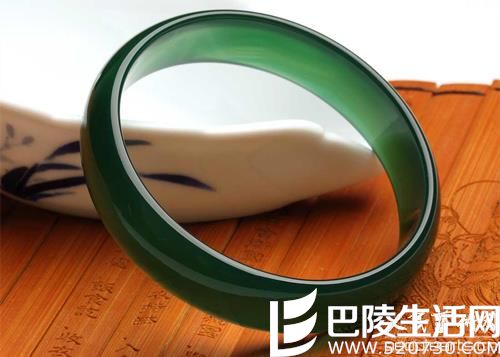 绿玉髓手镯价格是多少? 绿玉髓适合哪类人佩戴?