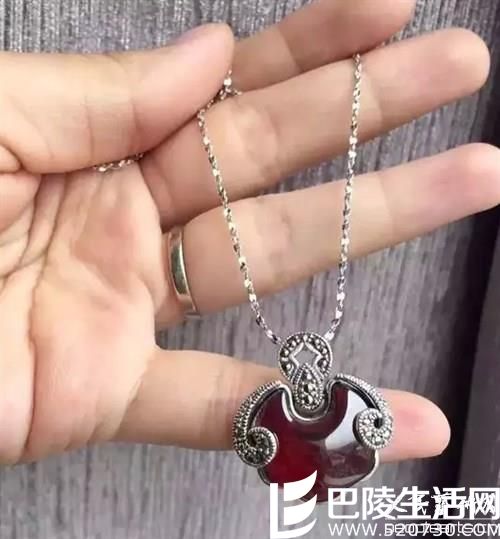 石榴石艳遇纯银：纯银镶嵌极品石榴石挂坠图片欣赏